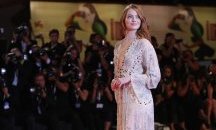 Ема Стоун с полупрозрачен тоалет на червения килим