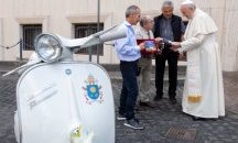 Папа Франсиск получи скутер Vespa като подарък