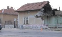 Къща се срути, след като край нея мина ТИР (СНИМКИ)