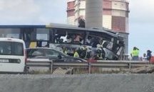 Пътнически автобус се вряза в стълб на виадукт в Испания, четирима са загинали
