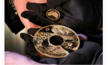 Австралия изсече златна монета с редки розови диаманти