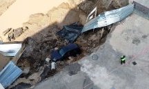 Дупка погълна автомобил в София
