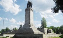 "Долу Бой/Лукашен/ко" - Паметникът на Съветската армия осъмна с ново послание