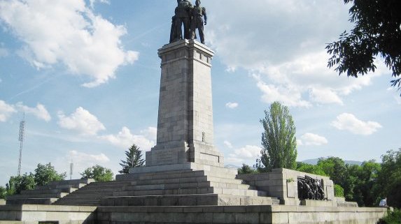 "Долу Бой/Лукашен/ко" - Паметникът на Съветската армия осъмна с ново послание