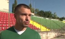 Валери Божинов чисти стадиона във Враца