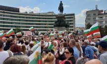 Протестите пред парламента продължават