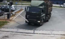 Камион помете бариерата на един от най-модерните прелези у нас