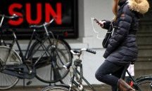 Холандия забранява на велосипедистите да ползват мобилен телефон