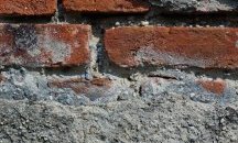 Мазилка от блок пада върху минувачи в Кубрат