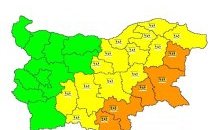 Обилни валежи и опасност от наводнения утре