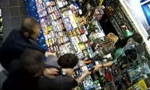 Безстрашна продавачка и двама клиенти обезвредиха въоръжен с пистолет крадец