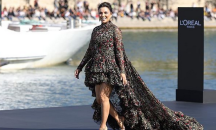 Ева Лонгория дефилира в Париж три месеца след раждането