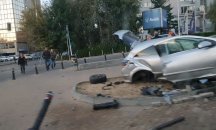 Кола се заби във вход на метростанция