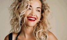 Рита Ора блести на корица на списание само по ръкавици