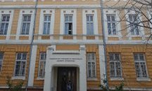 Учениците от училището по изкуства във Варна влизат в клас в сряда