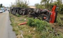 ТИР се е обърнал на пътя Кубрат-Каменово, движението е затруднено