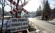 ТИР блъсна пет коли на ЖП прелез