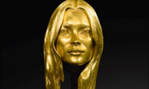 Продадоха на търг изваяна златна глава на манекенката Кейт Мос