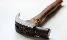 Жена разби главата на мъжа си с чук в Бургас