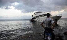 Задържаха кораб с мигранти във водите край Гърция