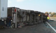 Магистрала "Тракия" още е затворена, след като ТИР разпиля риба