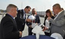 Кметът на Бургас и шефът на НКИЗ направиха първа копка на завод за компоненти на самолетни двигатели