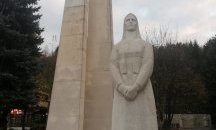 В град Елена почистиха паметниците в навечерието на Деня на народните будители