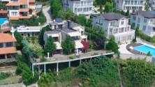 Къщата на Алексей Лазаров скандализира със стълбището, водещо към плажа