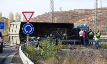 Камион с метални отпадъци се обърна на магистрала "Струма"