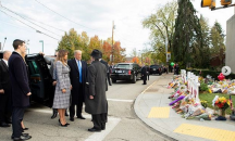  Тръмп посети синагогата в Питсбърг и отдаде почит към жертвите на нападението
