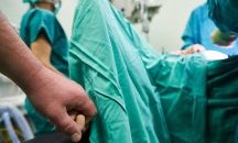 Борят се за живота на 11-годишно дете, затиснато от дърво