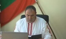 Срещу Хелоуин: Кмет на дупнишко село отиде с носия на работа