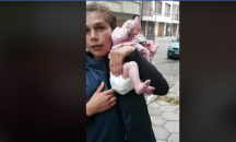 Бебето, разнасяно голо по улиците на София, е настанено в център от семеен тип