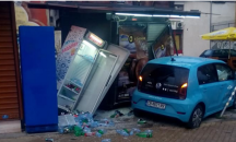 Кола се вряза в павилион в центъра на София