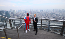 Флойд Мейуедър слага кикбоксьорски ръкавици