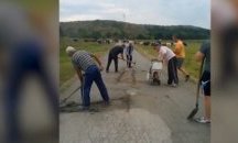Жители на бургаско село сами ремонтираха пътя си
