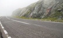 Аварирал ТИР затруднява движението през Прохода на Републиката