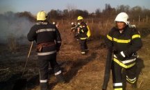 Огнеборци гасят пожар в землището на община Калояново