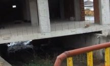 Вдигат втора къща над дере в Дебрен, въпреки забраната