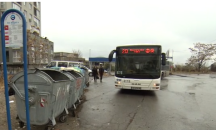 Абсурдна спирка принуждава хора да чакат автобуса до контейнери