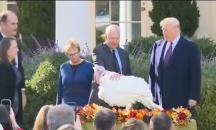 Доналд Тръмп помилва две пуйки според традицията за Деня на благодарността