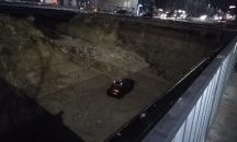 Кола падна в десетметров изкоп във Варна