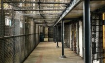 Арестуваха надзирател, вкарвал телефони на затворниците в Ловеч