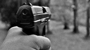 Възрастен мъж простреля свой съселянин, след което се самоуби
