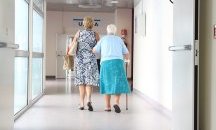 Издирват роднините на възрастна жена, изоставена в болница в Сливен