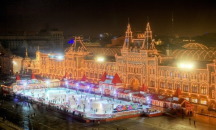 Откриха ледената пързалка на Червения площад в Москва