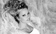 Памела Андерсън защити протестиращите във Франция