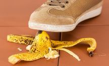 Защо ни е смешно когато някой падне на земята?