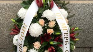 Младежите от ГЕРБ-София поднесоха венец пред паметната плоча на българските студенти медици и лекари