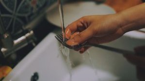 Децата, които помагат в домакинството, се справят по-добре в училище